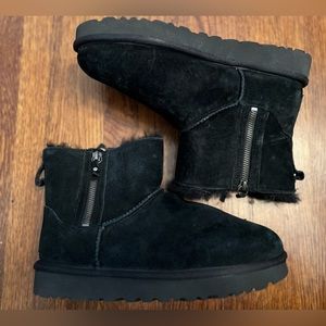 NWOT UGG Classic Mini Double Zip - Black, W’s 7